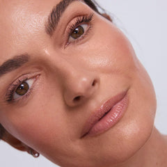 EarthsCure Glow Trio twist-up packaging keeps makeup mess-free and travel-ready.