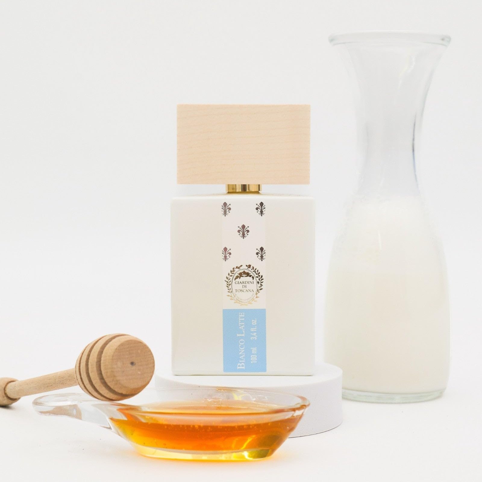 Edulge Bianco Latte wear portrait—versatile unisex scent for social events.
