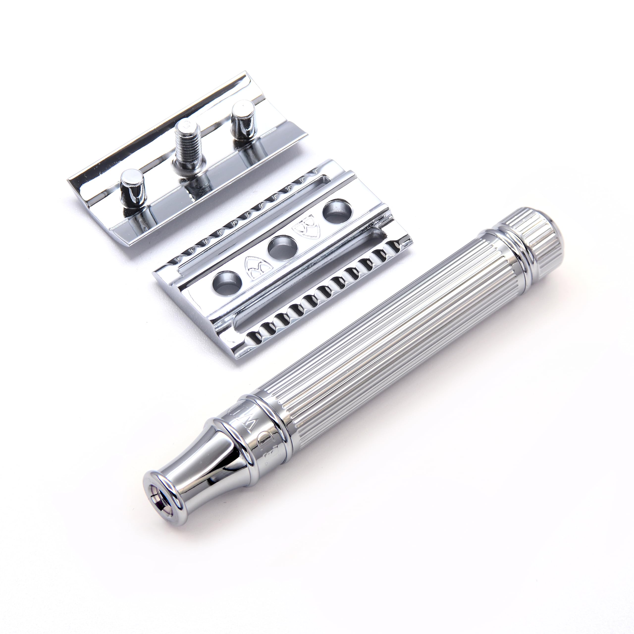 Edwin Jagger DE89LBLAMZ chrome-lined finish adds classic, refined style.