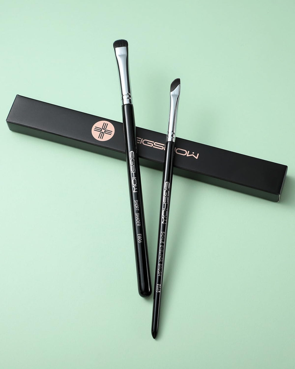 EIGSHOW Cat-eye Winged Liner demo shows precise brush control.