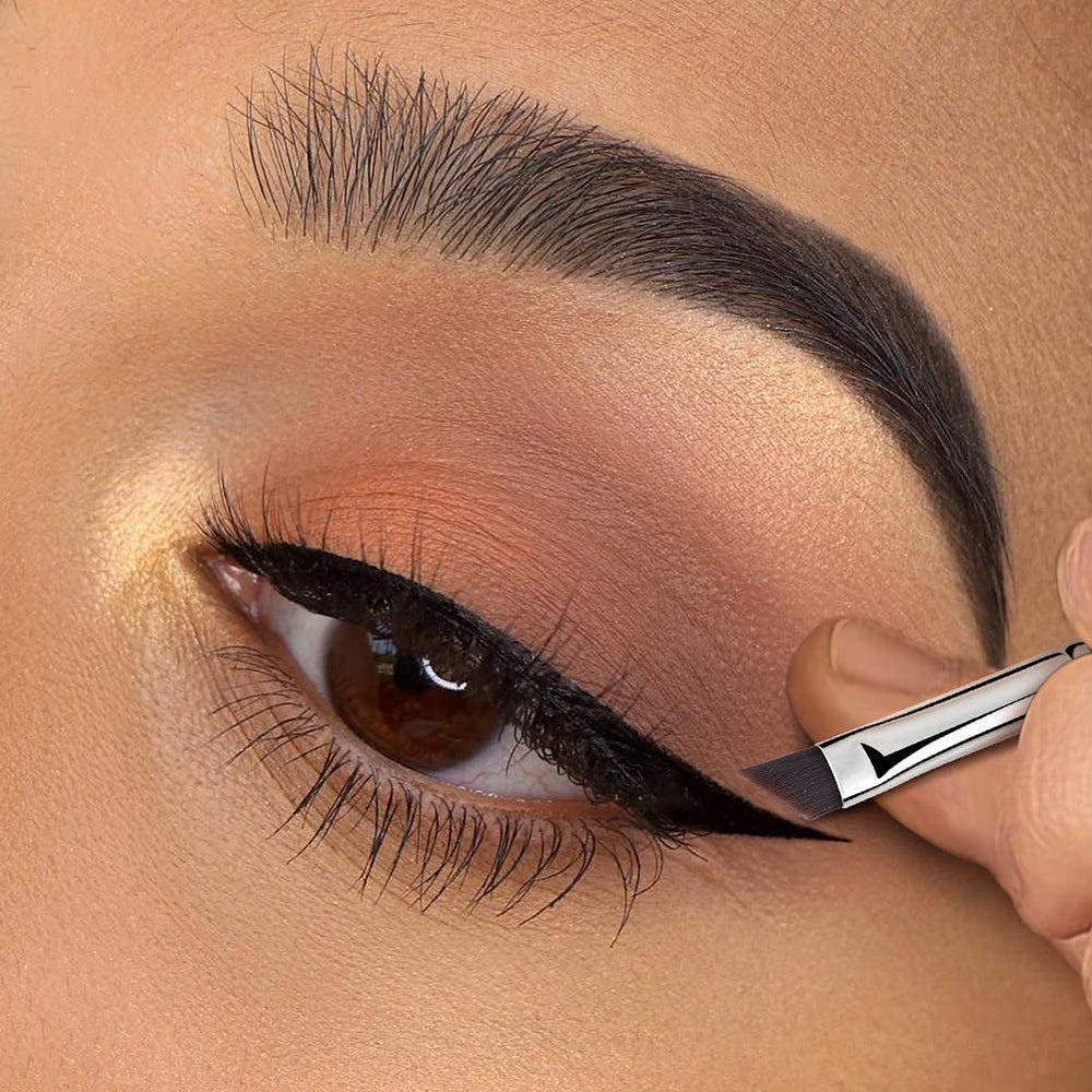 EIGSHOW Eyeliner Brush cruelty-free bristles deliver soft, gentle makeup strokes.