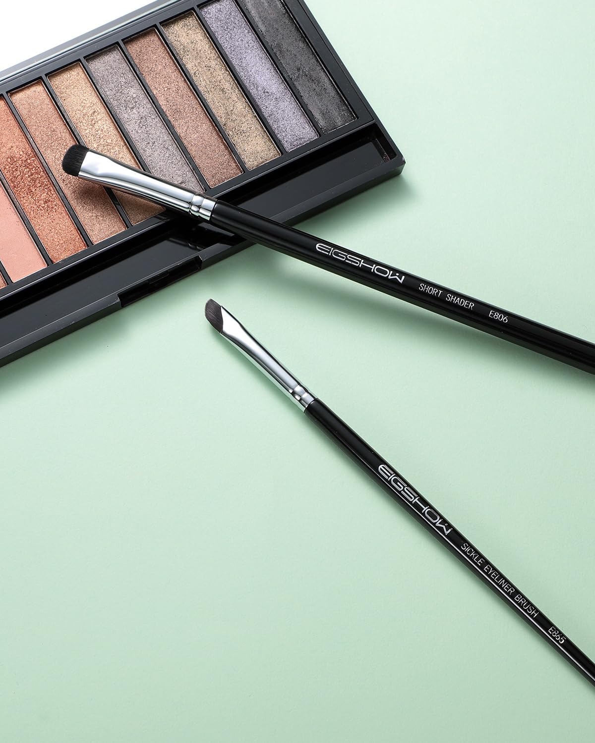 EIGSHOW Eyeshadow Smudge Brush in use along lash line for smoky effect.
