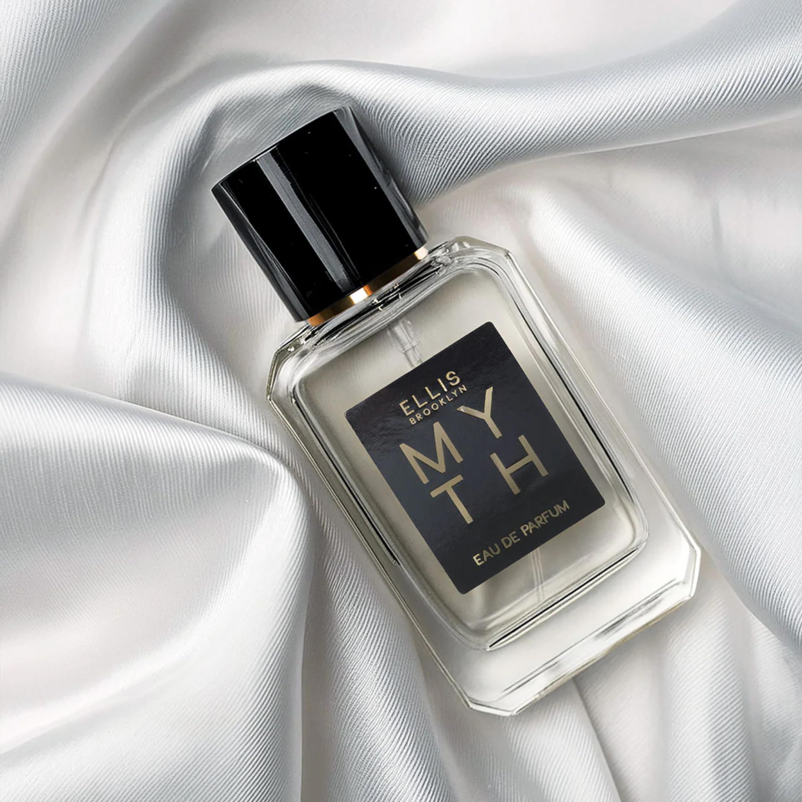 Ellis Brooklyn MYTH white-cedarwood close-up reveals warm, lasting base.