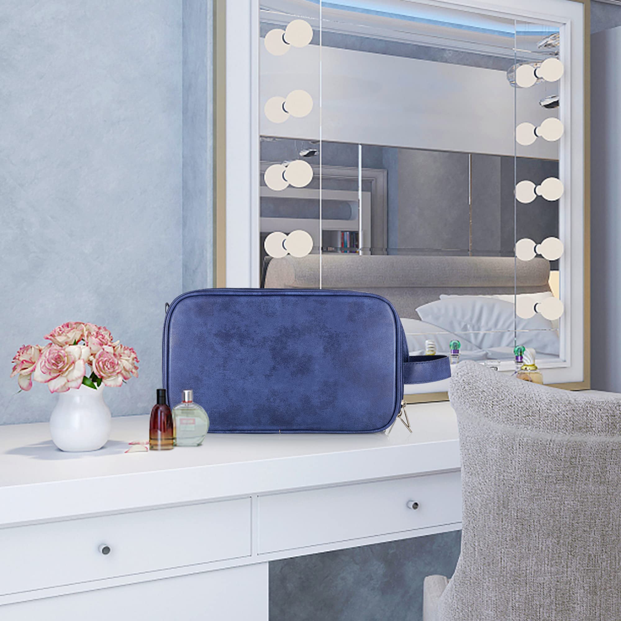 Elviros toiletry bag easy-cleaning closeup with wipeable lining for quick maintenance.