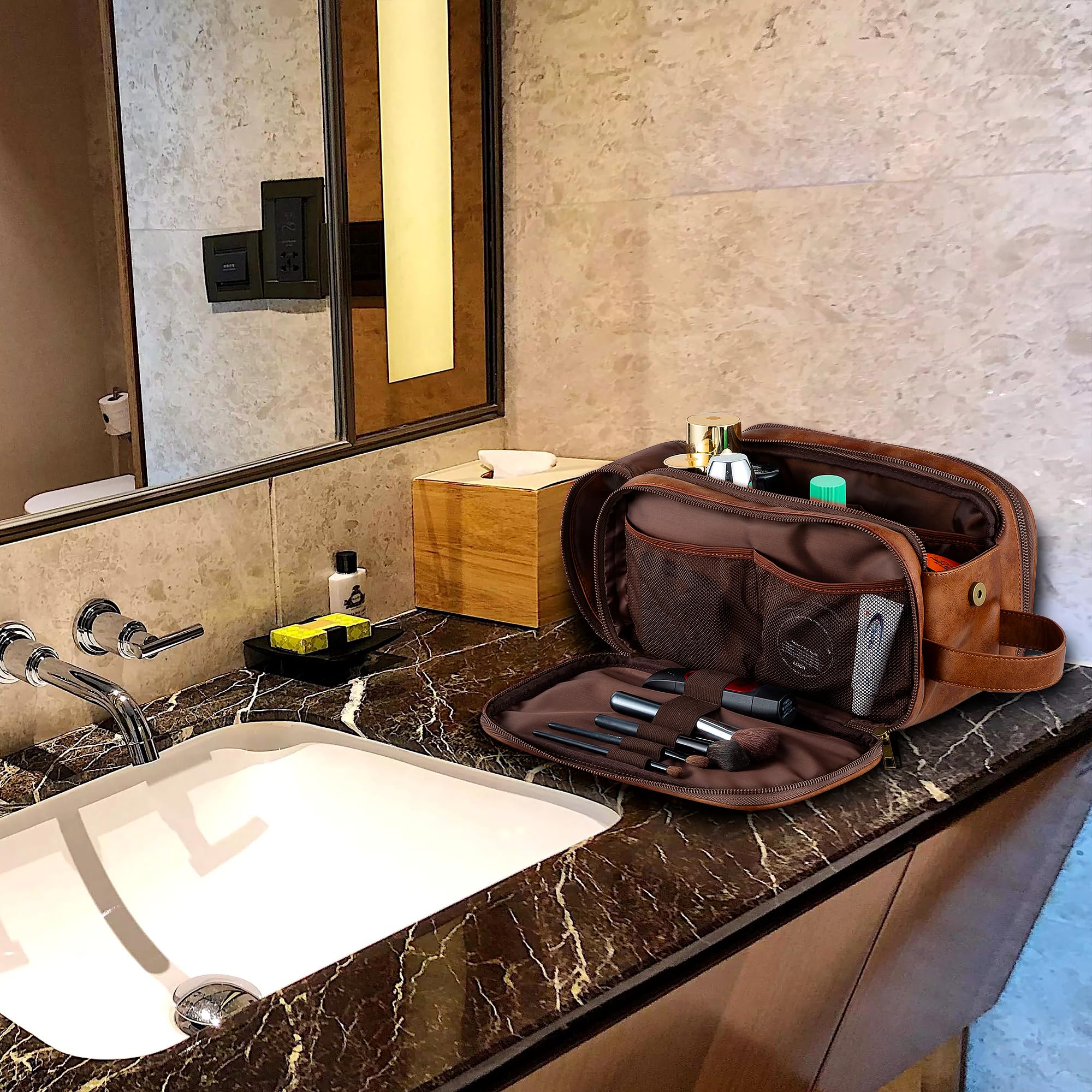 Elviros nylon lining protects contents from moisture in shared bathroom environments.