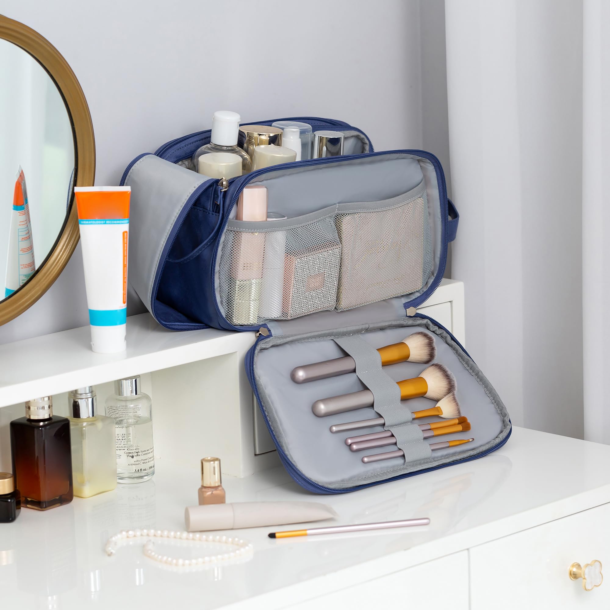 Elviros toiletry bag travel scenario shows easy packing for weekends and business trips.