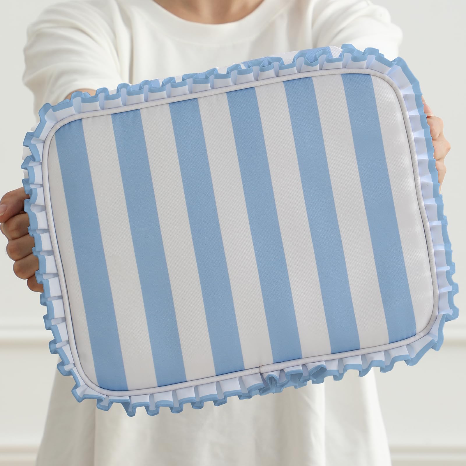 EMBRUNIOICE Bag with cosmetics inside demonstrates practical packing for weekend getaways.