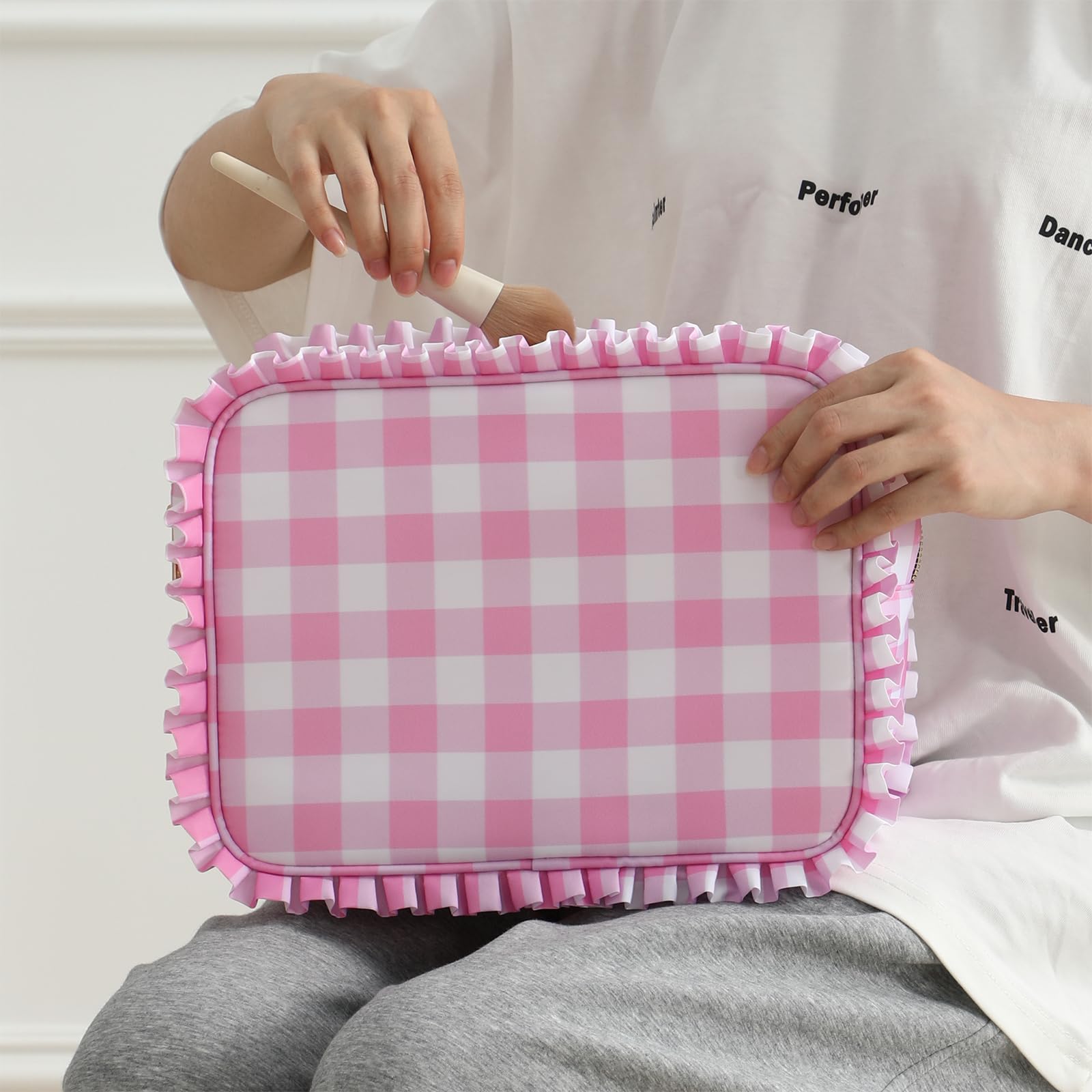 EMBRUNIOICE cosmetic bag interior with organization options keeps tools tidy.