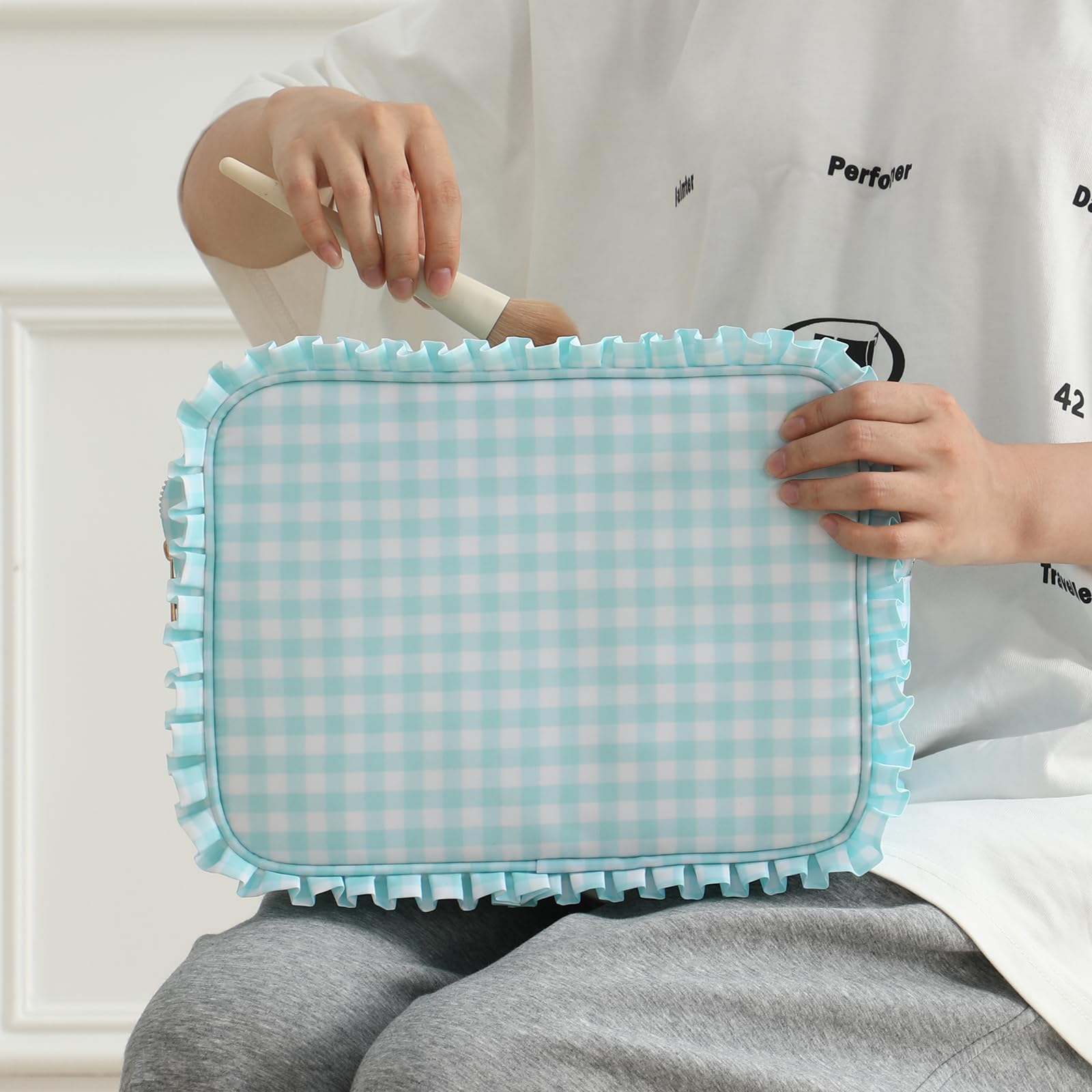 EMBRUNIOICE roomy cosmetics organizer fits full-size products easily