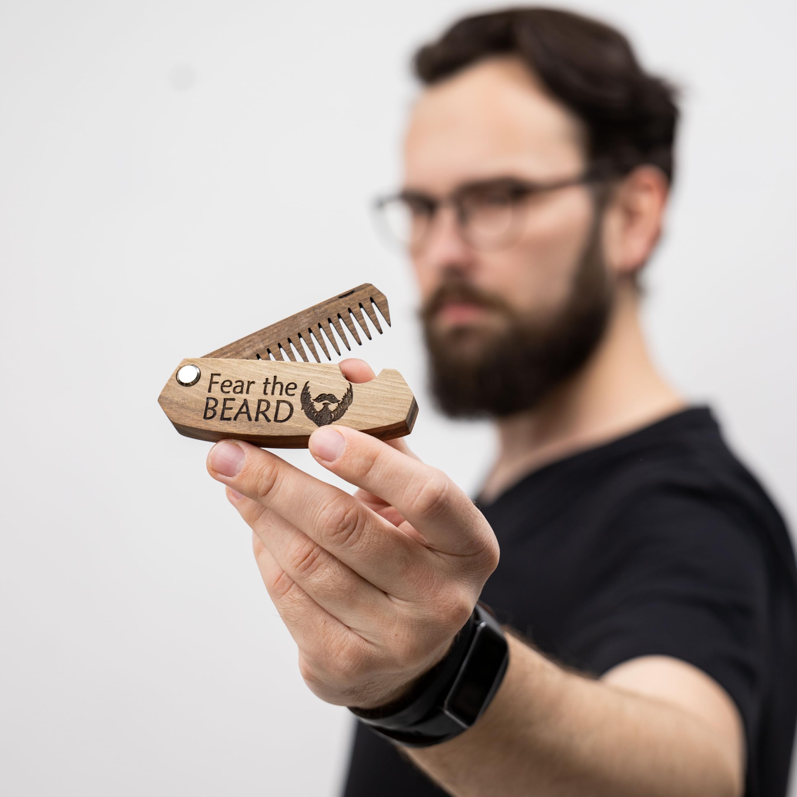 Enjoy The Wood pocket grooming on-the-go with folding design.