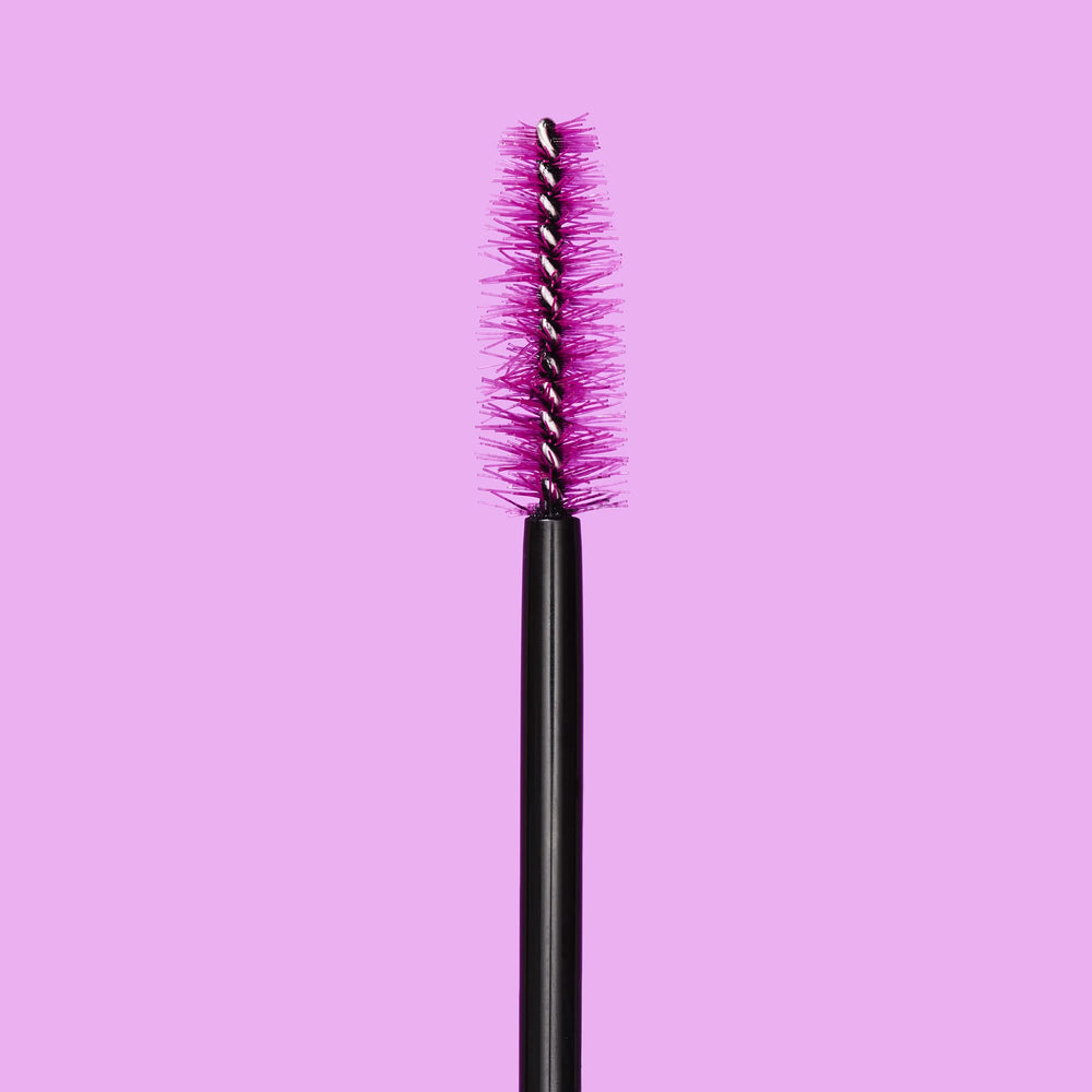 essence I Love Extreme Volume Mascara lashes dramatic effect, voluminous length without flakes