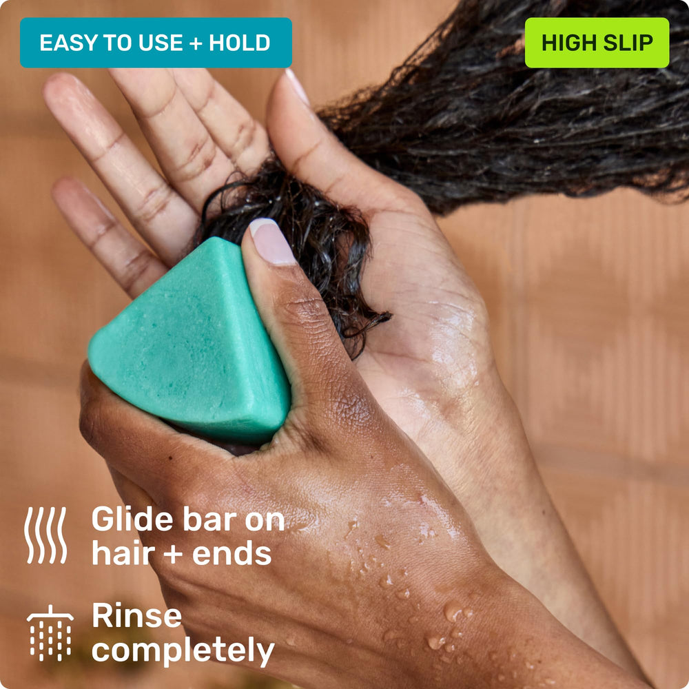 Ethique detangling slip for curly hair capture with smooth combing.
