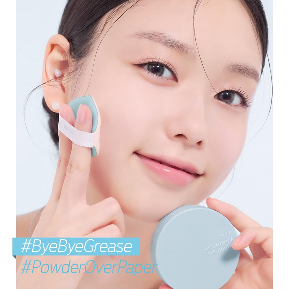 ETUDE SebumSoak Jelly Pressed Powder swatch shows a lightweight texture ideal for daily wear.