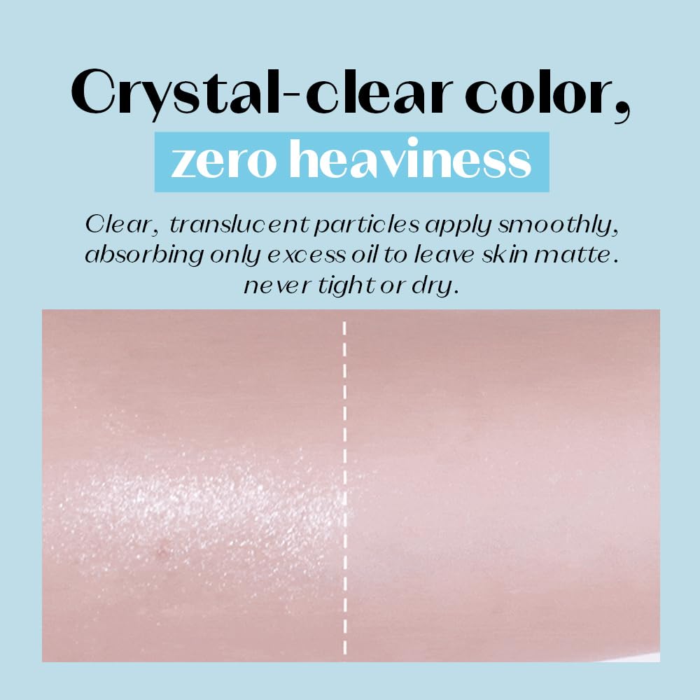 ETUDE SebumSoak Jelly Pressed Powder oil-control formula helps blur pores for a refined look.