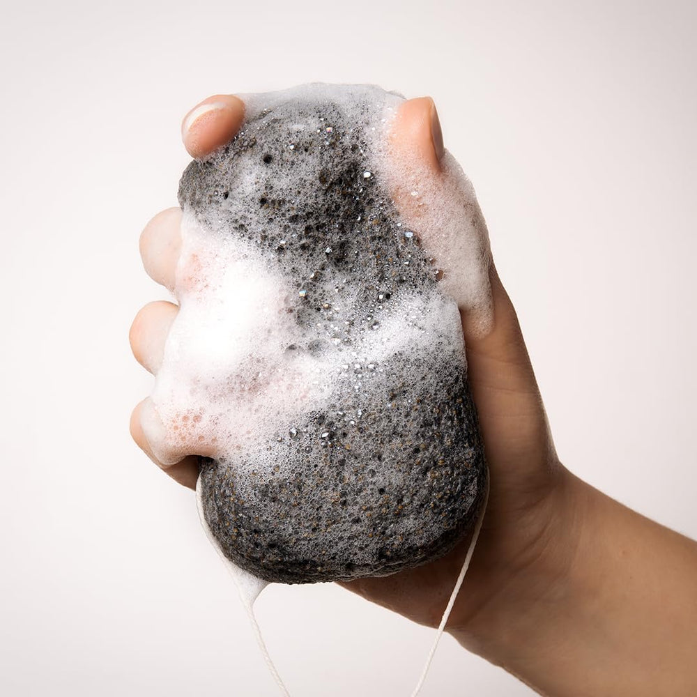 Everist Konjac exfoliante al contacto con agua forma gel suave.