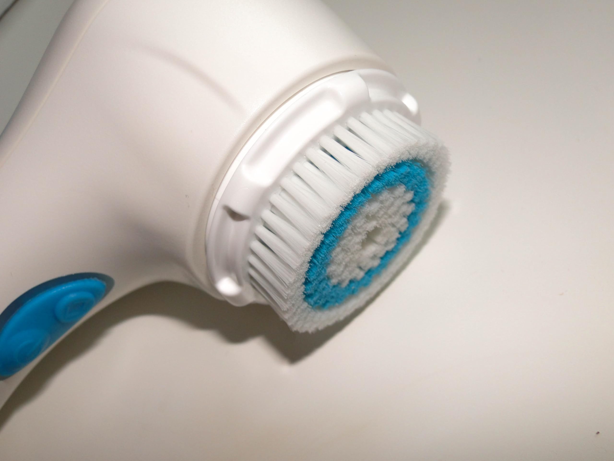 Evetree deep pore brush head in routine setup boosts skin refreshment.