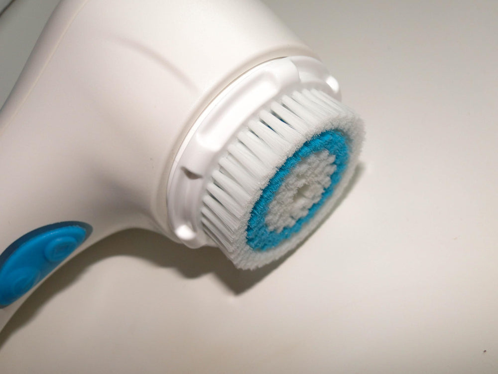 Evetree deep pore brush head in routine setup boosts skin refreshment.