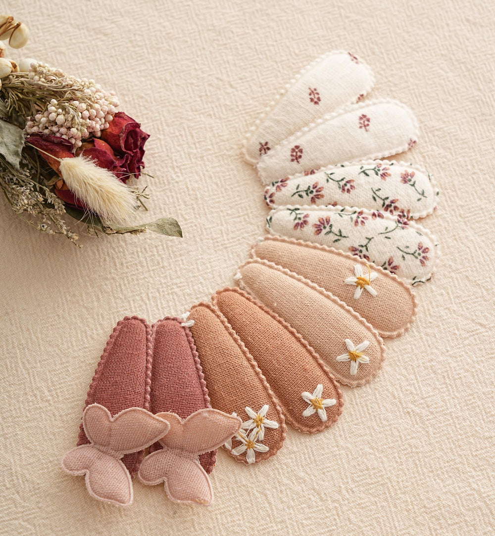 Fancy Clouds 20-pack clip set keeps hairstyles neat from morning to evening.