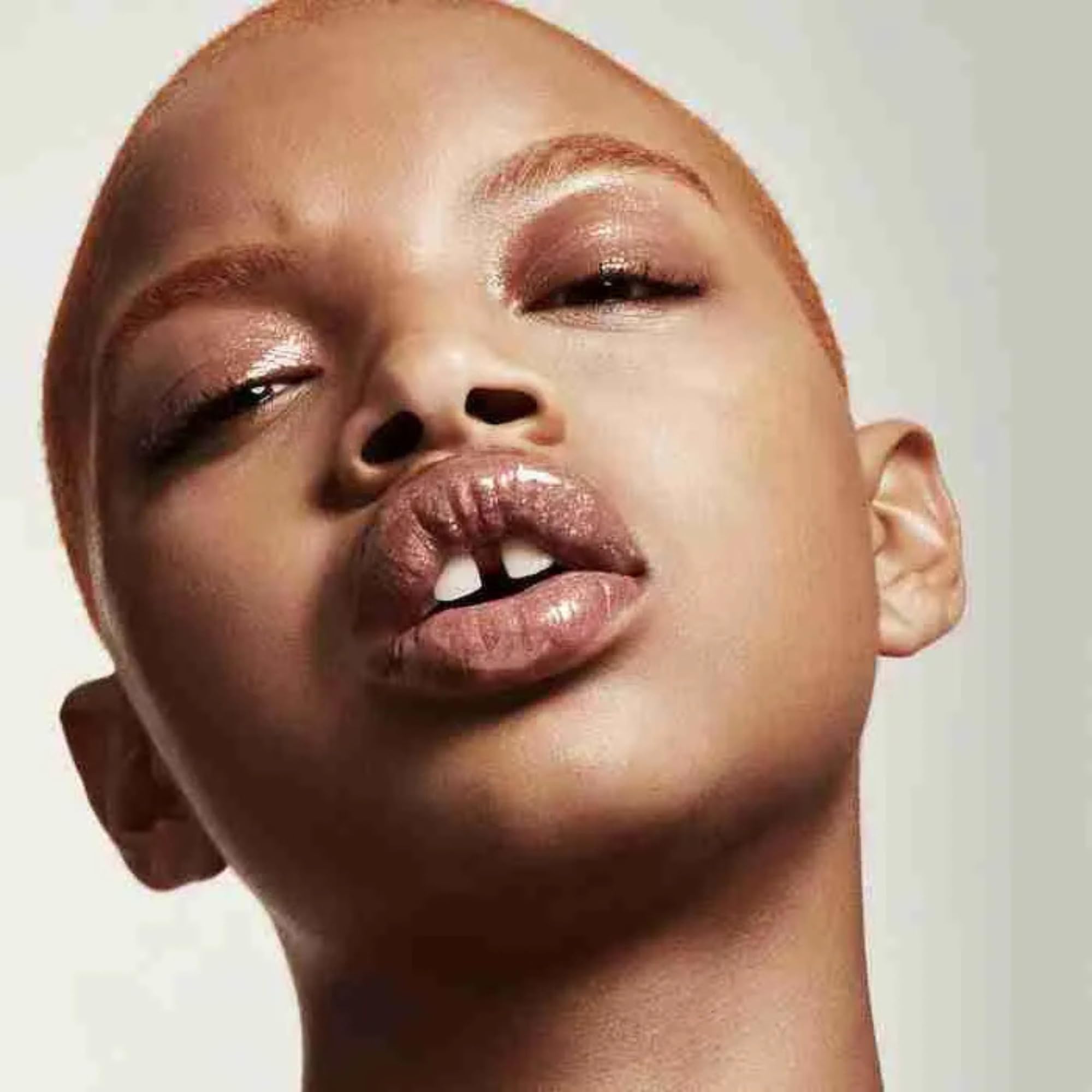 FENTY BEAUTY Gloss Bomb 01 lip glow close-up highlights warming sensation and natural plump effect