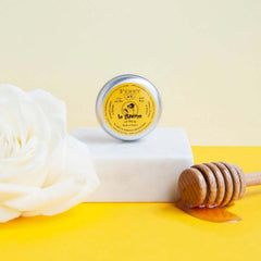 Feret Le Baume Rose Poudré with shea butter and honey nourishes lips and dry skin.