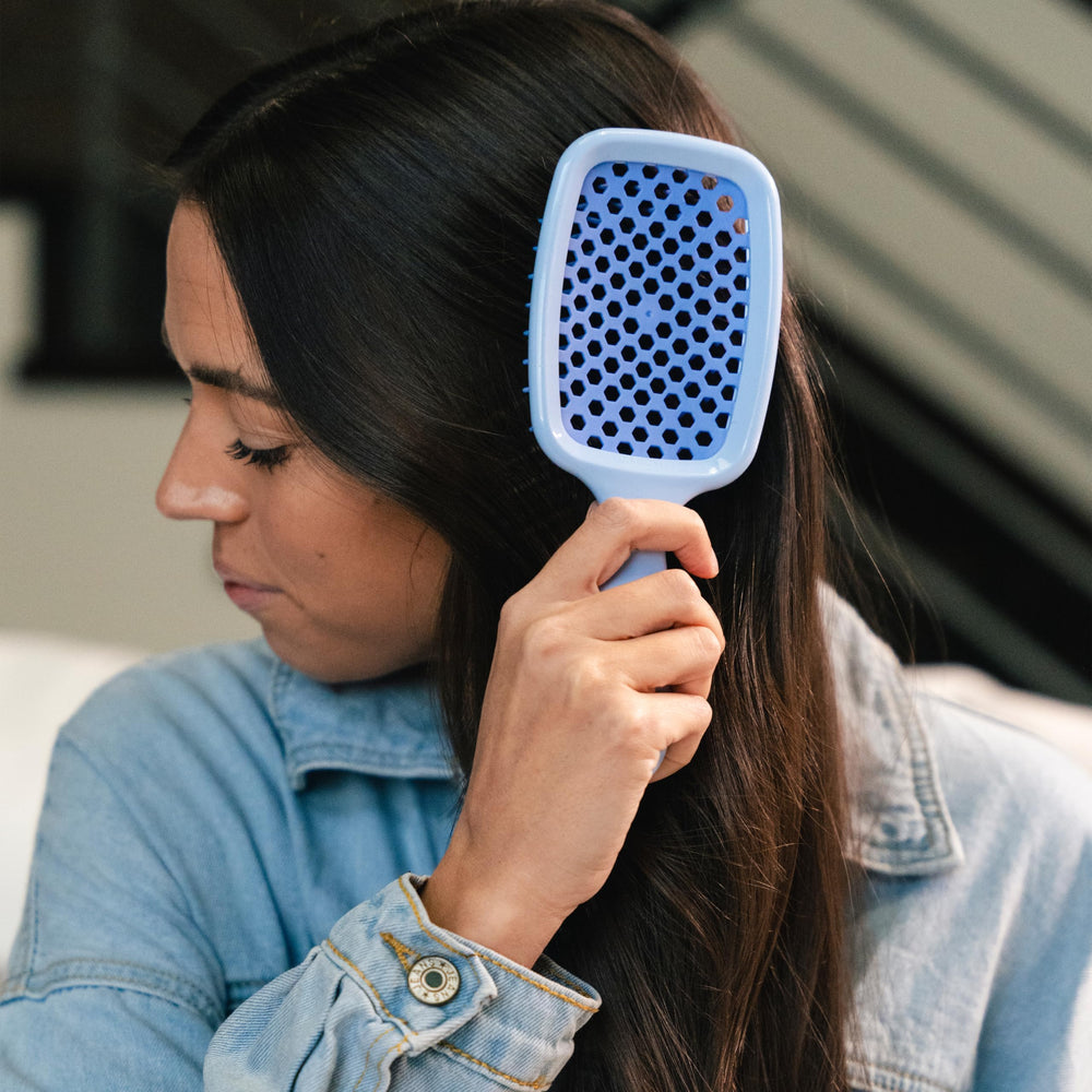 FHI Heat UNbrush DuoFlex anti-static bristles close-up releasing tangles smoothly.