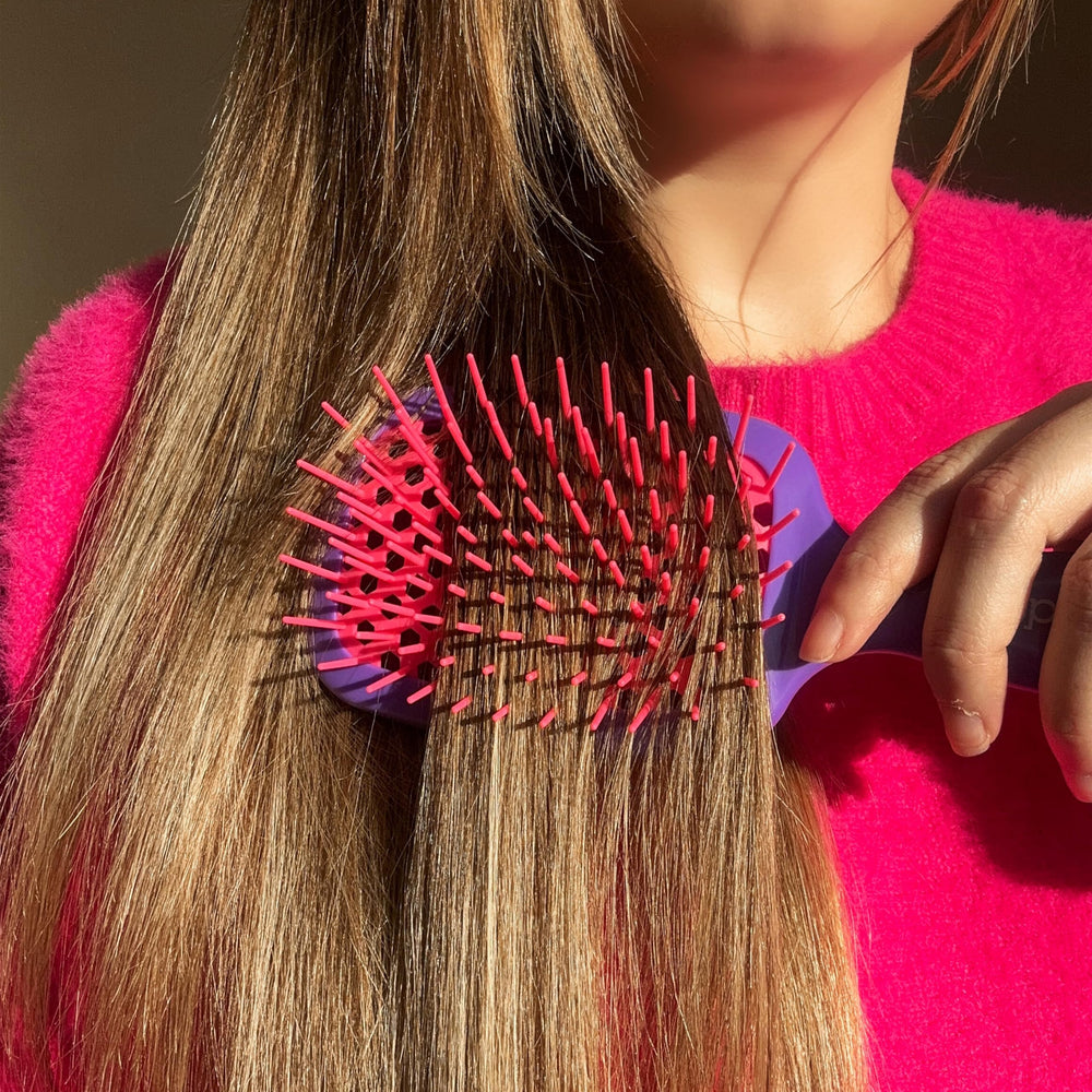 FHI Heat UNbrush ergonomic grip maintains control during detangling.