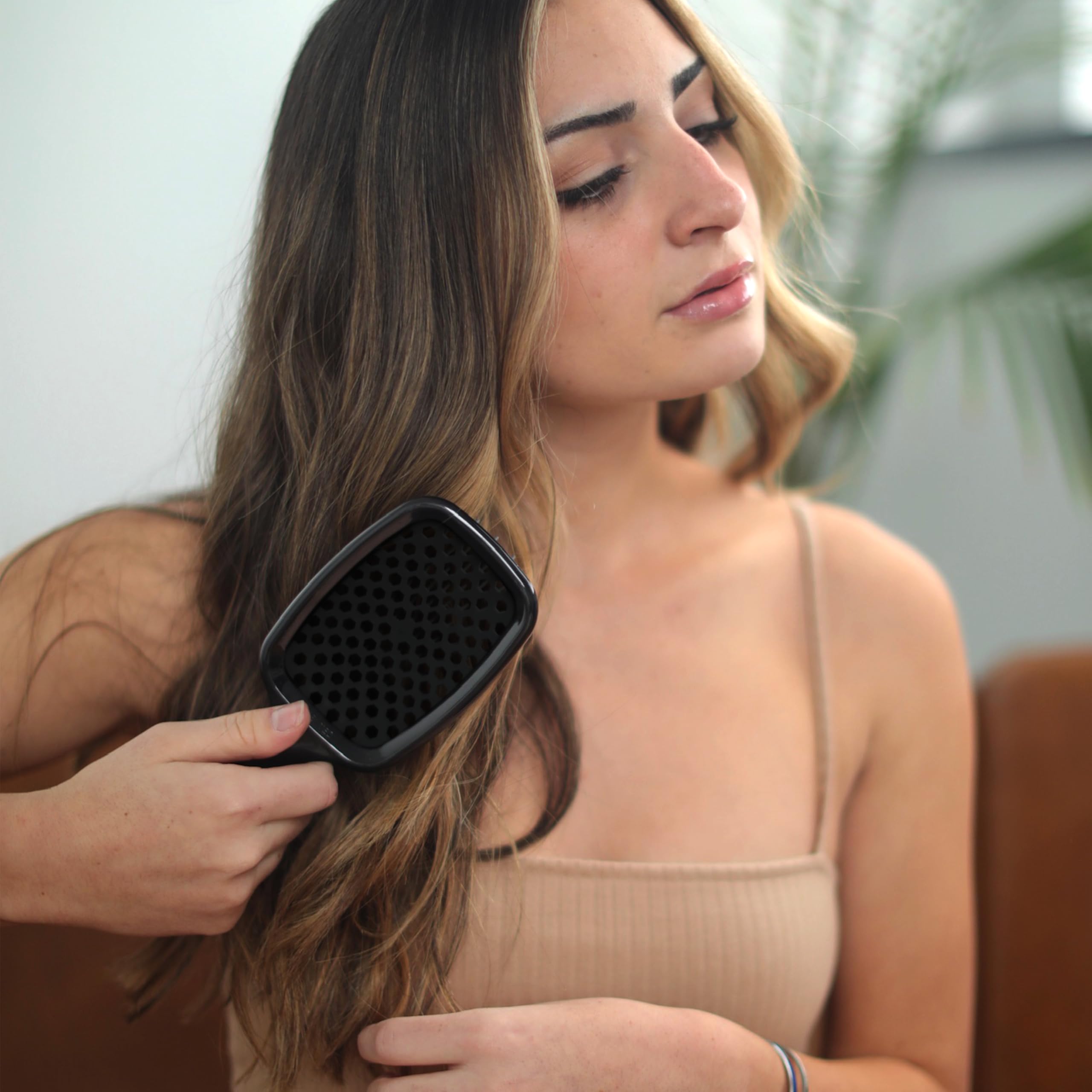 FHI Heat UNbrush full-view shows 105 dual-length bristles system.