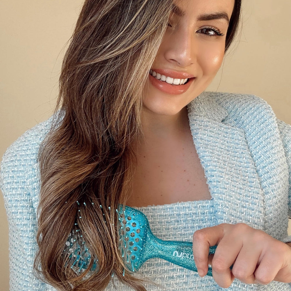 FHI Heat UNbrush lightweight handle highlights easy maneuverability during styling.