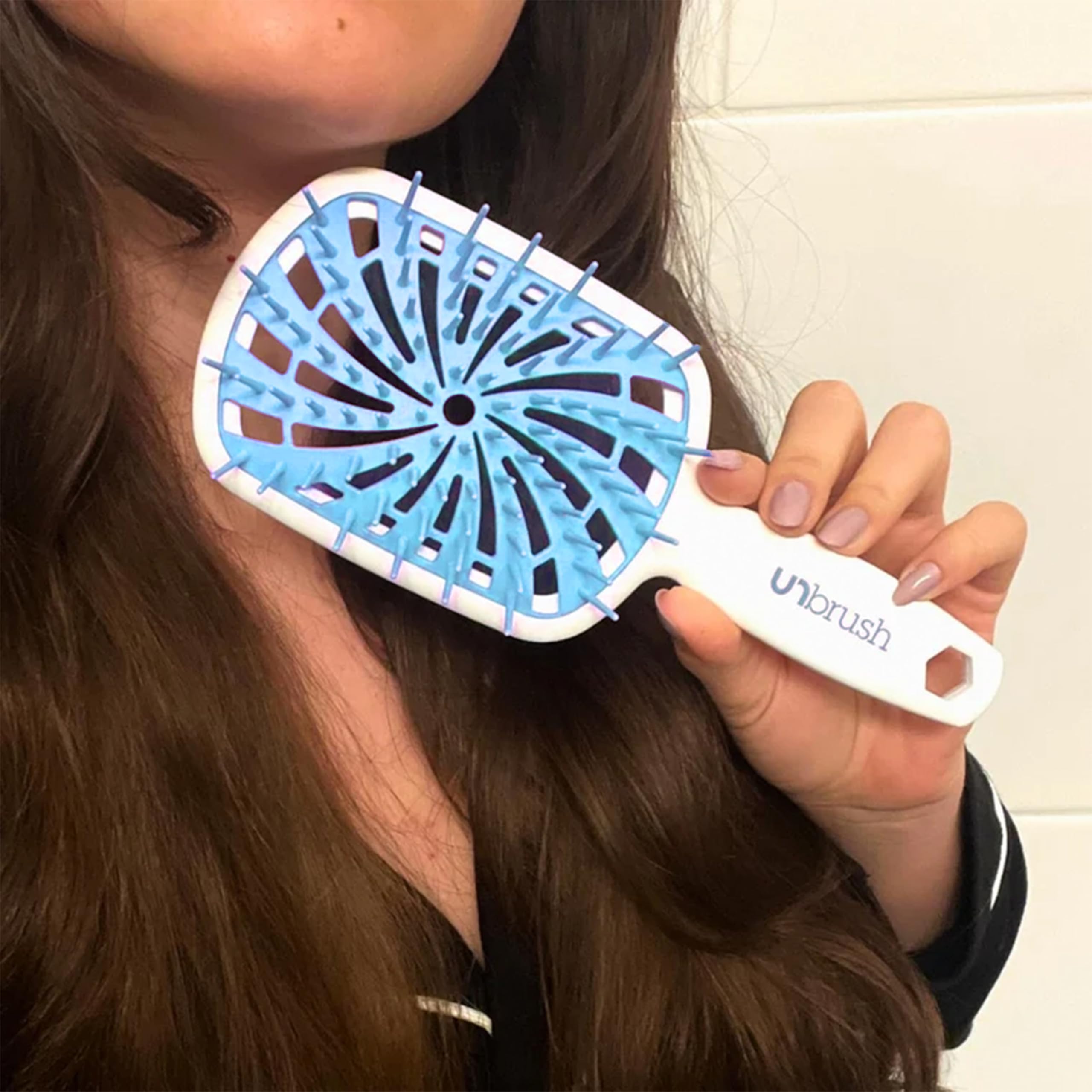 FHI Heat UNbrush Plus detangles wet hair with ease for smoother mornings