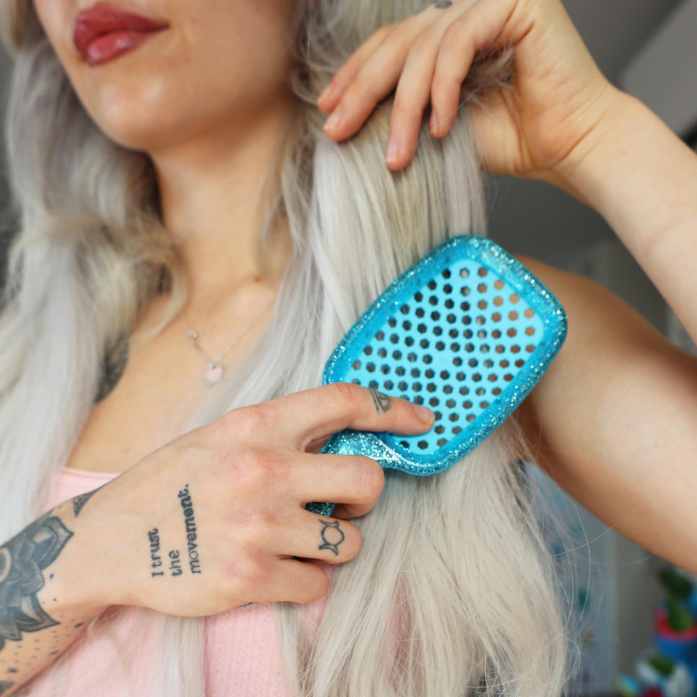 FHI Heat UNbrush smooths hair while drying thanks to vented airflow.