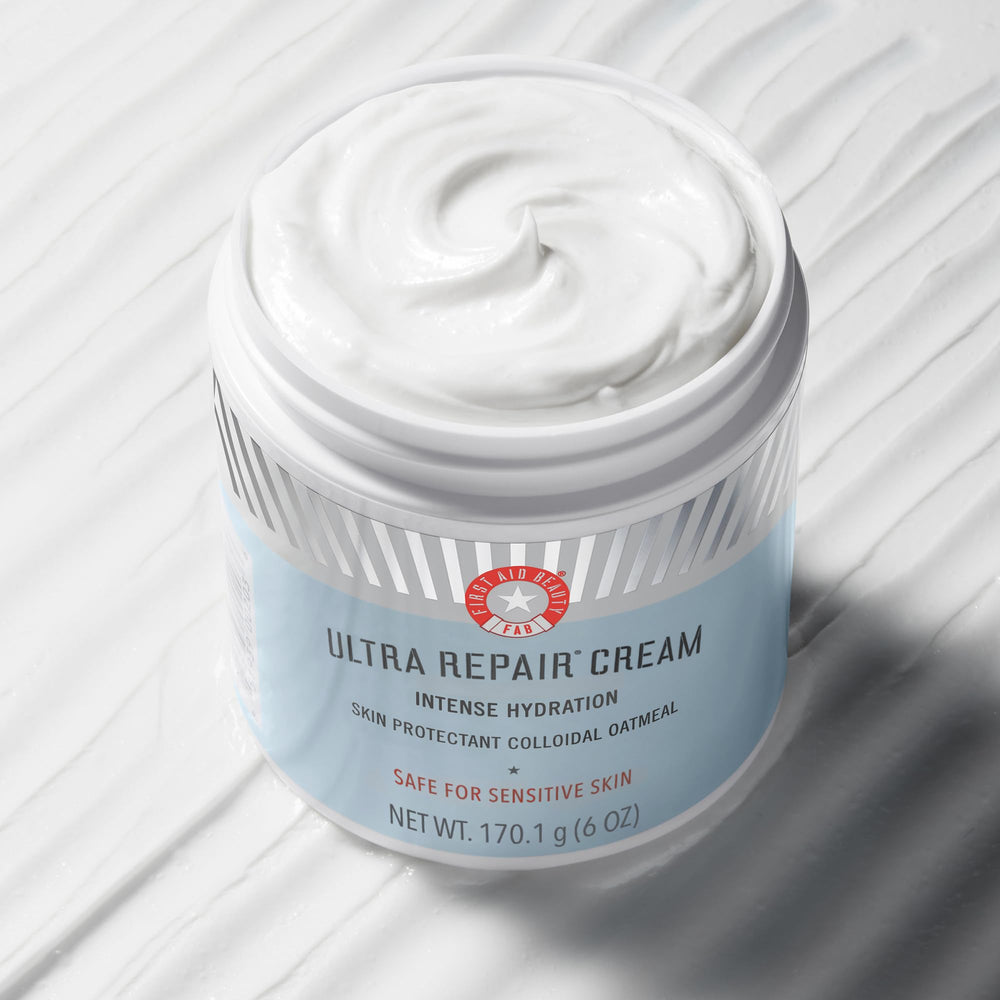 First Aid Beauty Ultra Repair Cream tacto suave al aplicar en piel.