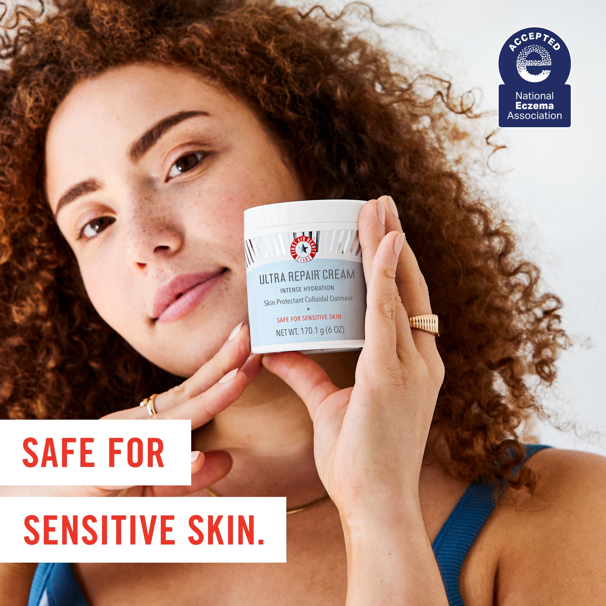 First Aid Beauty Ultra Repair Cream textura cremosa para piel sensible.