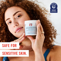 First Aid Beauty Ultra Repair Cream textura cremosa para piel sensible.