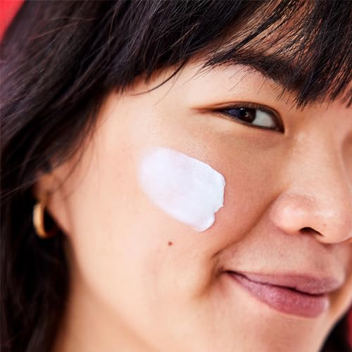 Barrier-support close-up with colloidal oatmeal in Ultra Repair Cream