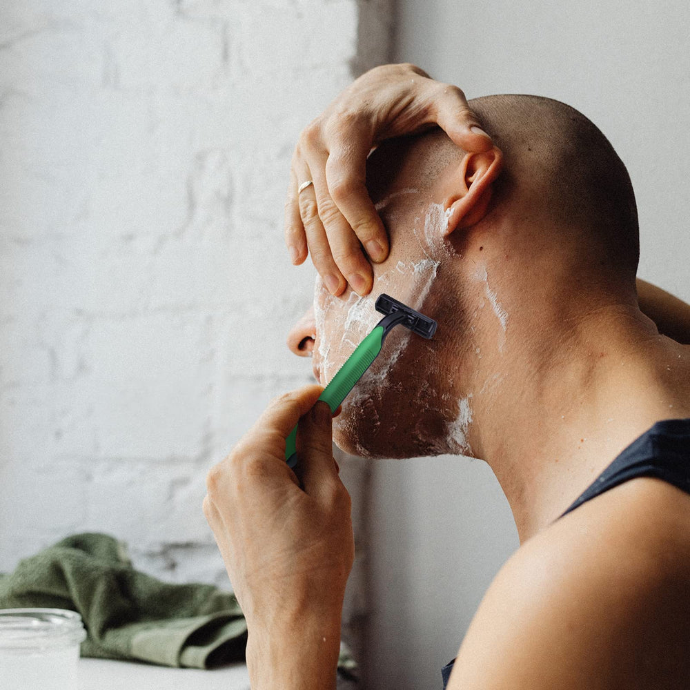 FKYzixeh disposable razors 50-pack lubricating strip delivers smoother glide.