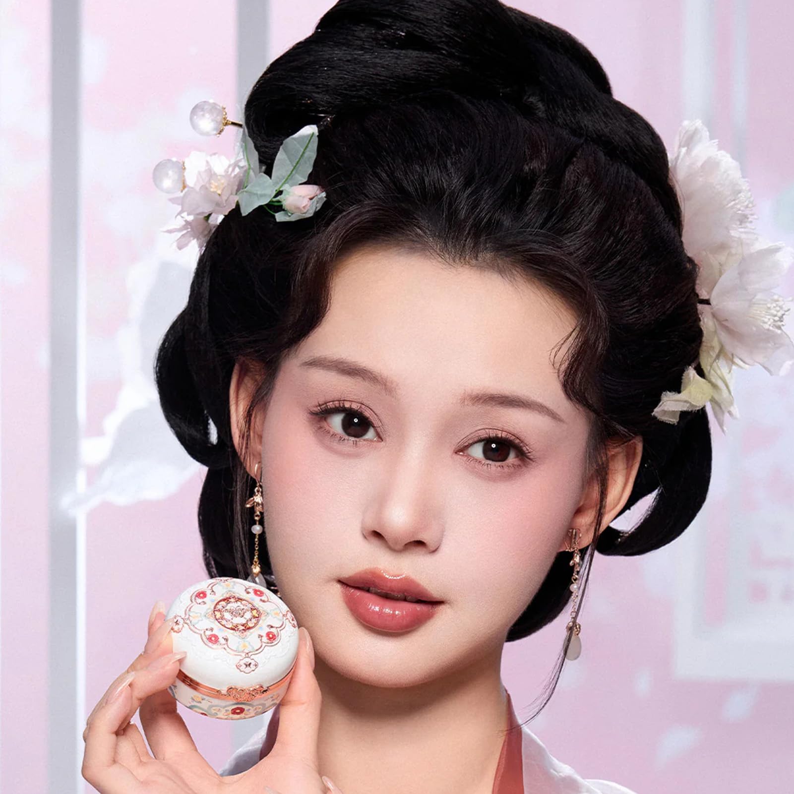 Flower Knows buildable-blendable powder formula enables light to defined color without patchiness.