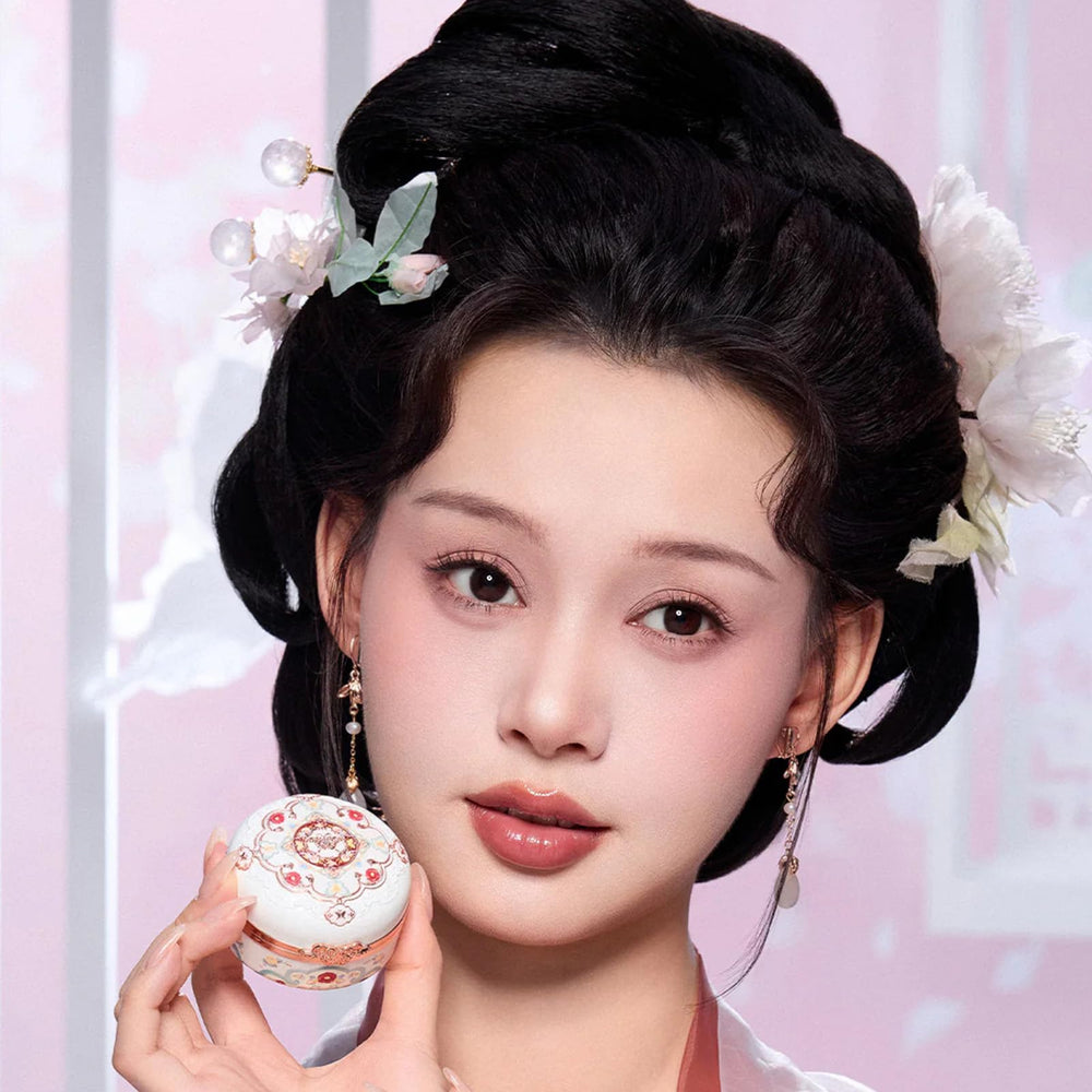 Flower Knows buildable-blendable powder formula enables light to defined color without patchiness.