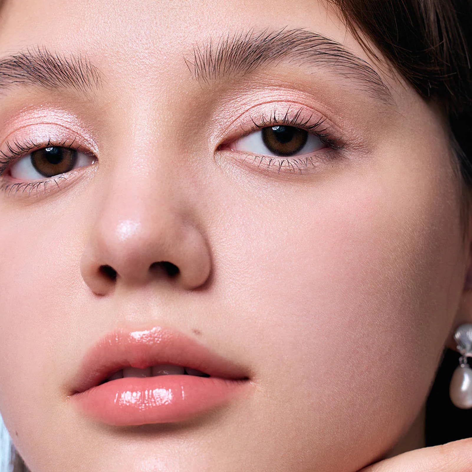 Flower Knows Jewel 12-hour locked glow demonstrates long-lasting shimmer.