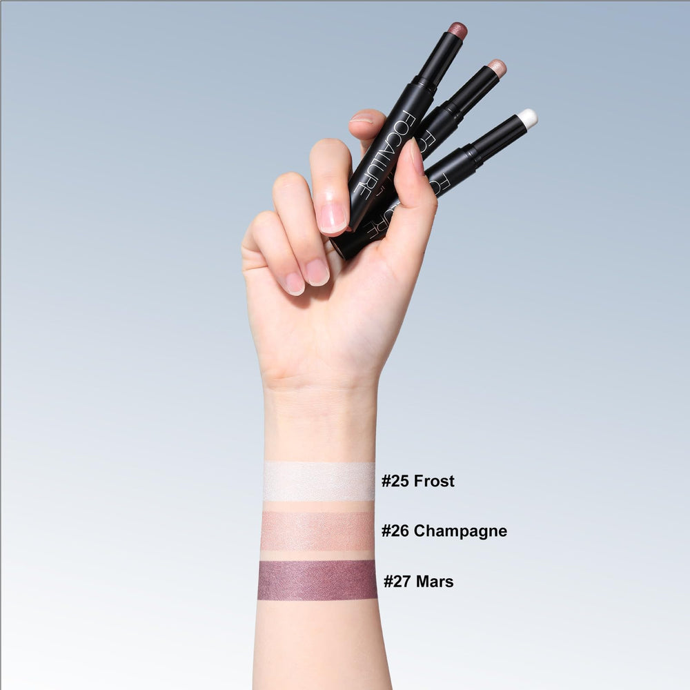 FOCALLURE crease-proof eyeliner stroke showing precise line definition