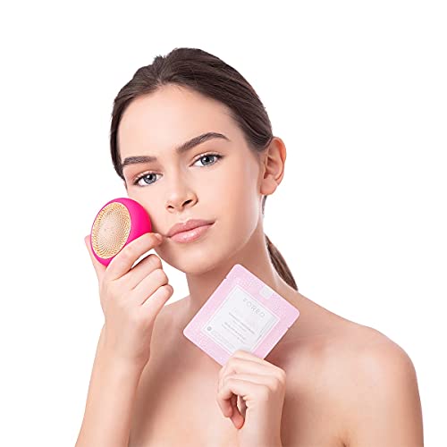 FOREO pearl extract and vitamin E brightening close up.