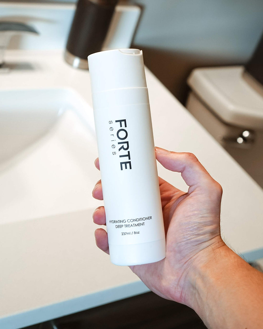 Forte Series tea tree oil close-up for refreshing scalp feel