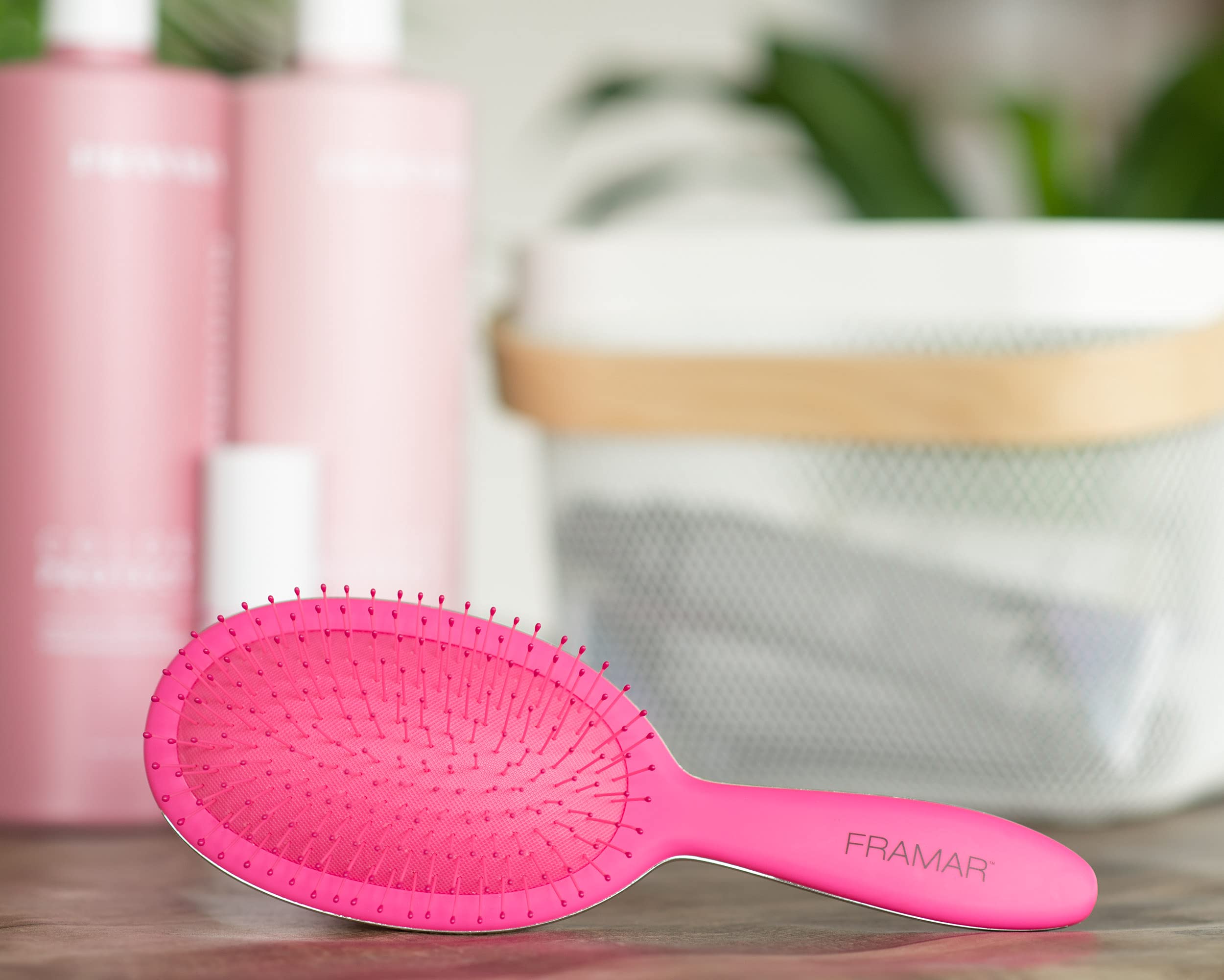 FRAMAR Detangling Brush anti-frizz effect reduces static in dry hair.