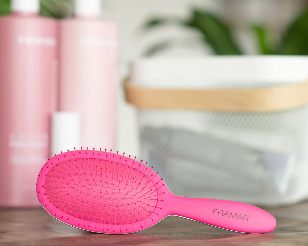 FRAMAR Detangling Brush anti-frizz effect reduces static in dry hair.
