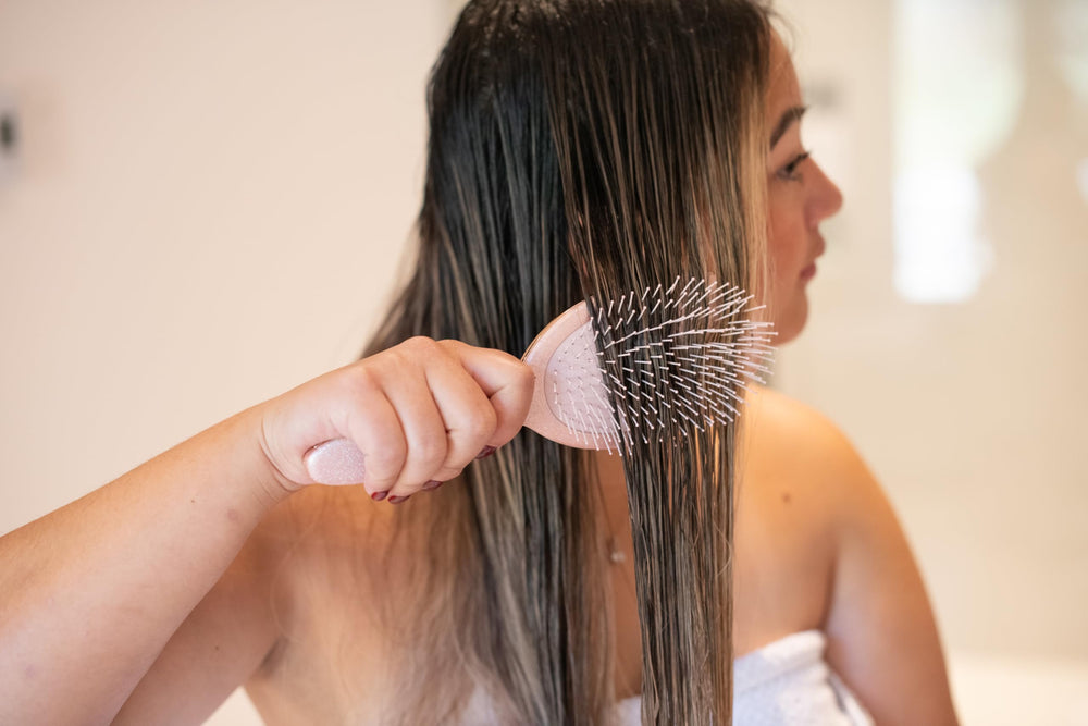 FRAMAR Glitter Hair Brush Detangler in-use with girl highlights easy detangling after bath.