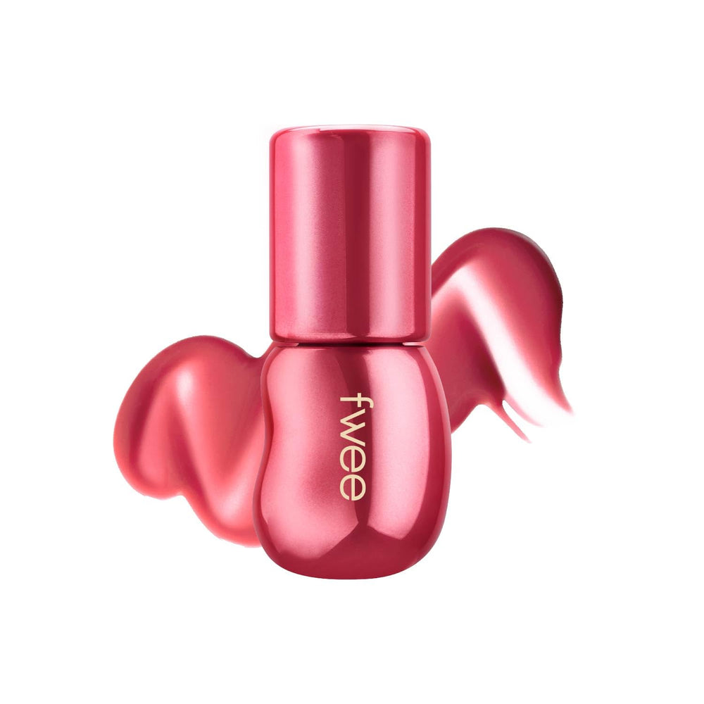 Fwee 3D Voluming Gloss Lychee application on lips delivers instant shine and smoothness.