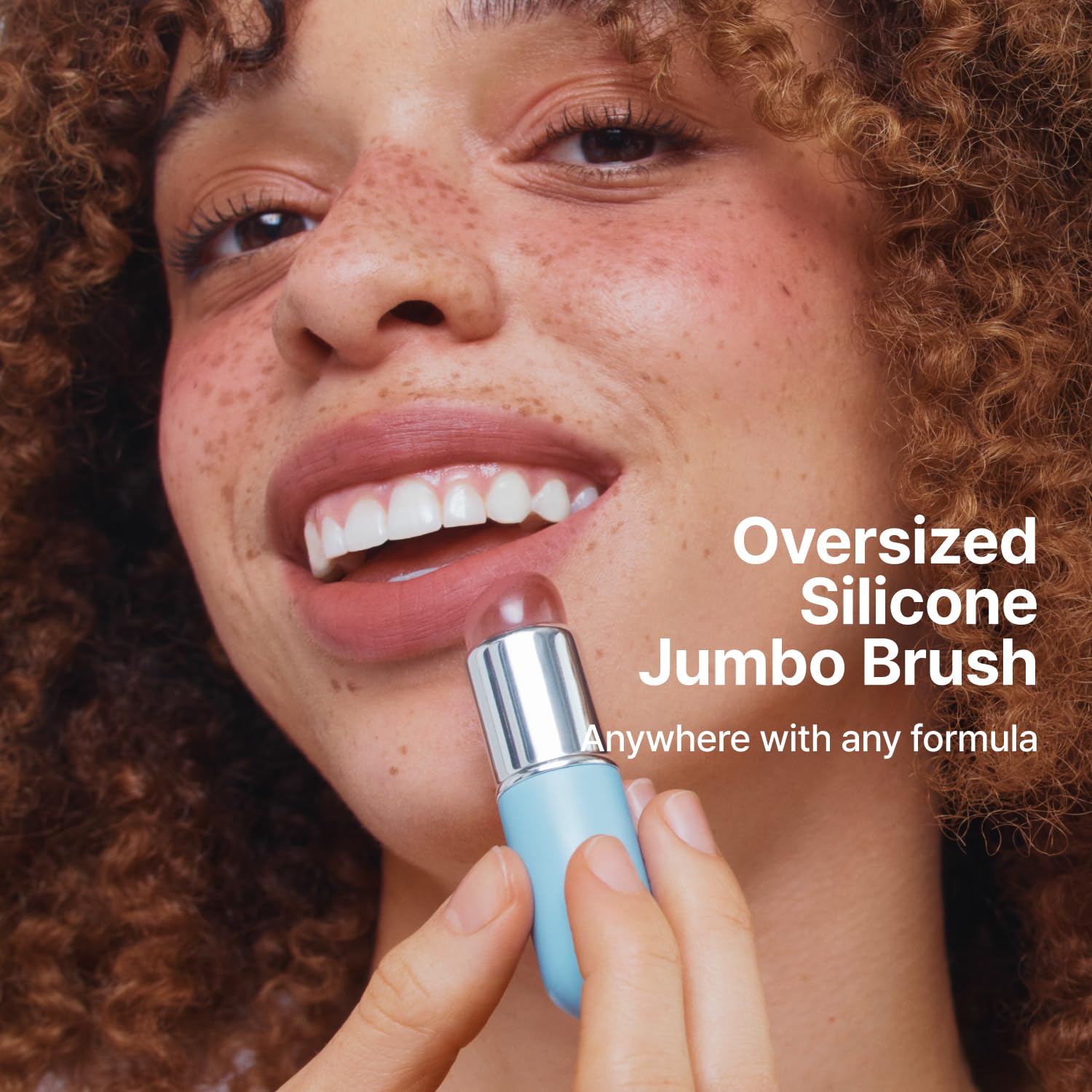 fwee silicone jumbo makeup brush tip closeup demonstrates smooth silicone application for precise blending.
