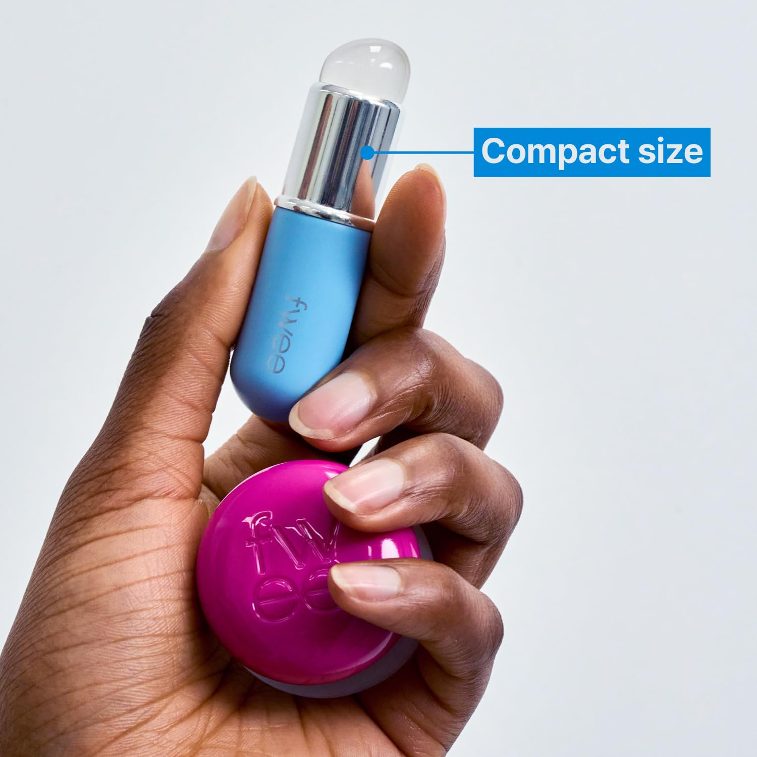 fwee silicone jumbo makeup brush travel cap highlights hygienic storage and mess-free packing.