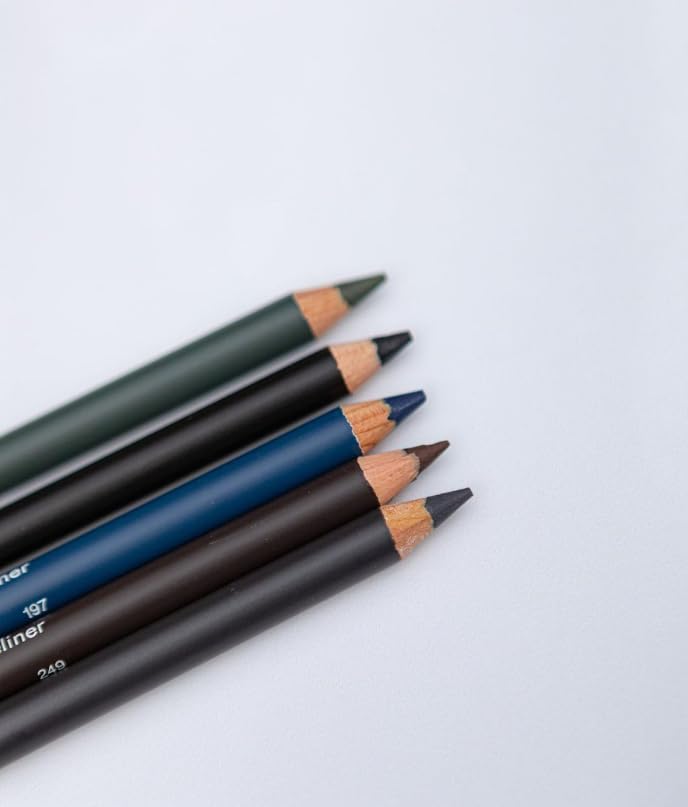 Gabriel Cosmetics vegan eyeliner brown daily look demonstrates versatile definition.