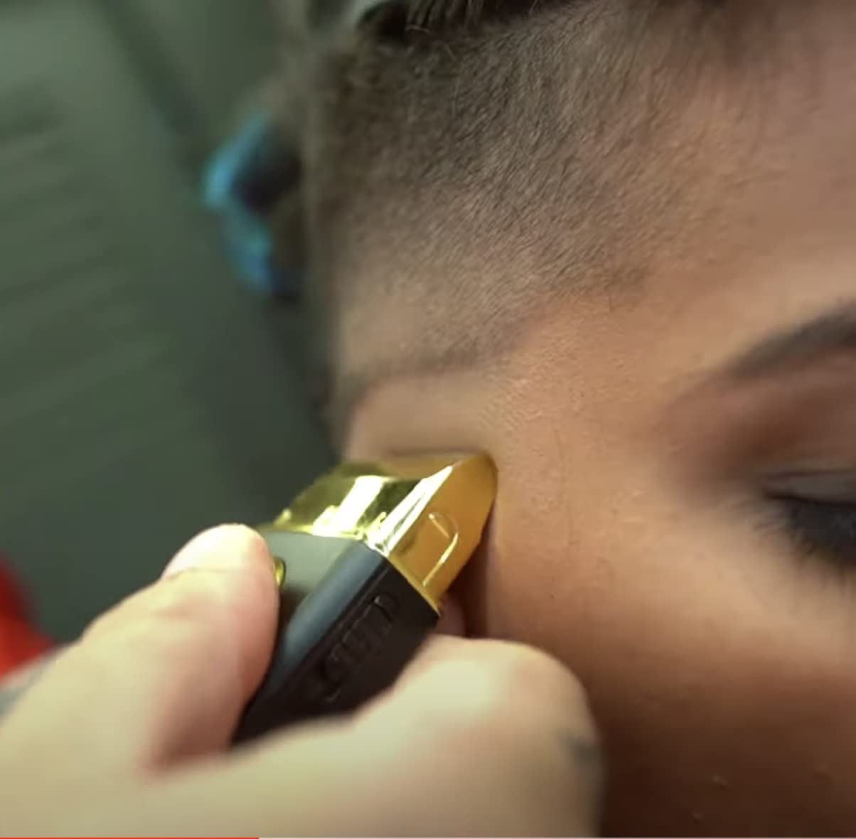 Gamma+ Uno foil head delivers a smooth glide for comfortable grooming.