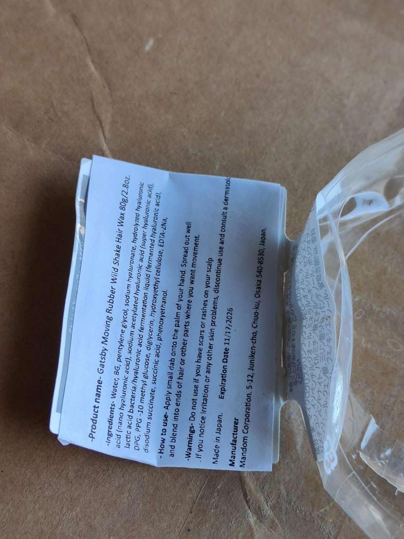 Gatsby Moving Rubber Wild Shake close-up shows product being dispensed.